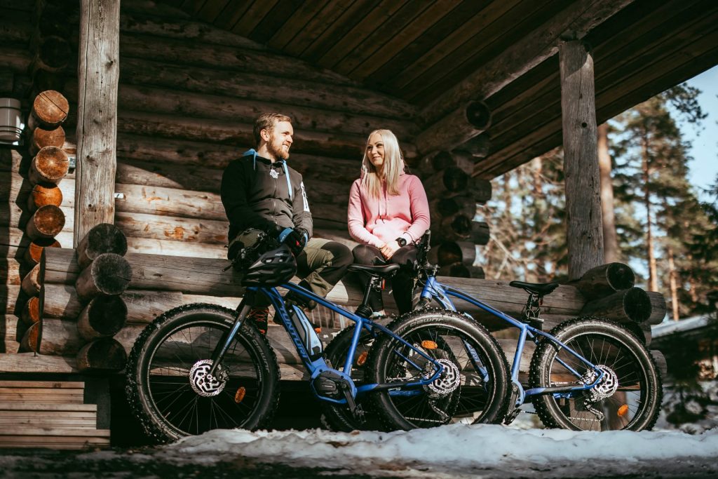 Yövy ja sähköpyöräile Holiday Club Pyhäniemessä.