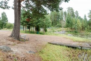 Hevossaaren uimarannalla Kurussa penkki ja laituri