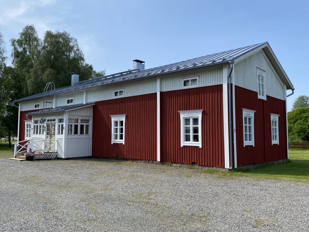 Parkkialue löytyy rakennuksen vierestä